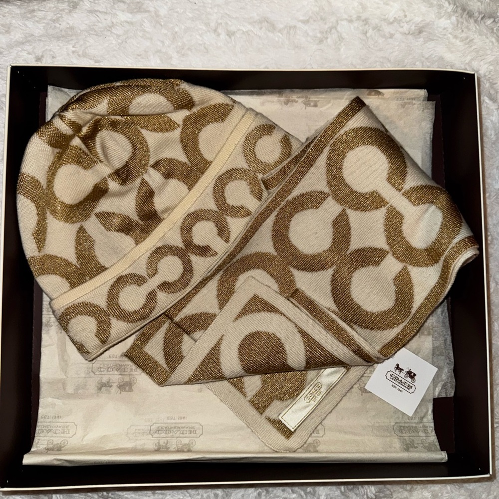 Coach Luxurious Gold and Cream Hat+Scarf Gift Set✨❄️